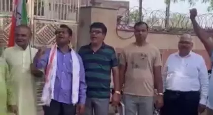 हाथरस: हाथरस शहर की समस्याओं को लेकर कांग्रेस कार्यकर्ताओं ने नगर पालिका परिसर में धरना प्रदर्शन किया, EO को ज्ञापन दिया