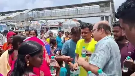 সাঁইথিয়া: সাঁইথিয়ায় বিপত্তারিণী পুজোয় পুণ্যার্থীদের পাশে পৌরপতি, জল বিতরণ করলেন