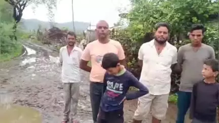 पटेरा: पटेरा ब्लॉक के रमगढ़ा गांव का रास्ता कीचड़ से सराबोर, ग्रामीणों ने वीडियो जारी कर बताई समस्या