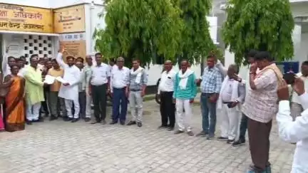 सगड़ी: अजमतगढ़ बीआरसी पर विद्यालयों के विलय के आदेश के विरोध में शिक्षक संगठनों ने की बैठक, विरोध प्रदर्शन कर सौंपा ज्ञापन