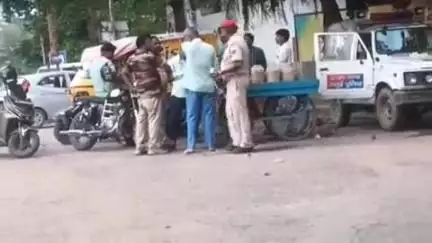 जगदीशपुर: भागलपुर न्यायालय परिसर में पेशी के दौरान पुलिस नक्सलियों को खुलेआम नाश्ता कराते हुए दिखी