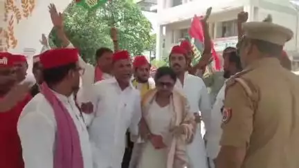 नौगढ़: नेता प्रतिपक्ष माता प्रसाद के गोरखपुर में हुए विरोध को लेकर सपा कार्यकर्ताओं ने कलेक्ट्रेट परिसर में जताया विरोध