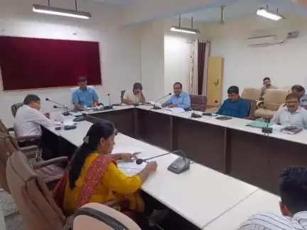 मऊ: कलेक्ट्रेट में डीएम की अध्यक्षता में जिला स्वच्छ भारत मिशन मैनेजमेंट कमेटी की बैठक हुई संपन्न