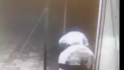महू के सिमरोल रोड स्थित शांति पैराडाइज कॉलोनी के एक दुकान में चोरों ने किया चोरी करने का प्रयास, CCTV में क़ैद हुई घटना