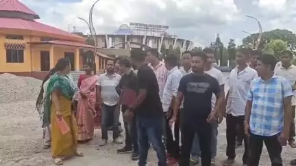 কোকৰাঝাৰ ভাগ: বিটিচি চৰকাৰে প্ৰায় ৫০০ ফিক্স পে কৰ্মচাৰীক টাৰ্মিনেট কৰিব বুলি  কোৱাৰ বিৰুদ্ধে বিটিচি সচিবালয় প্ৰাংগনত তীব্ৰ প্ৰতিবাদ