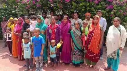 75 वर्षों से अंधेरे में है तारापुर रजौली बस्ती, लोगों ने सपा सांसद से लगाई गुहार