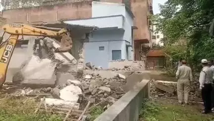 বারাবনী: বার্ণপুর স্টেশন রোডের পাশে  বেআইনী নির্মাণ ভাঙল বর্ণপুর ইস্কো কতৃপক্ষ