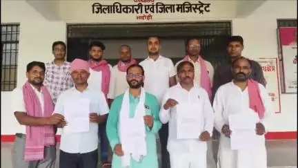 ज्ञानपुर: ज्ञानपुर कलेक्ट्रेट पहुंचे यादव महासंघ के लोगों ने इटावा की घटना पर विरोध जताया