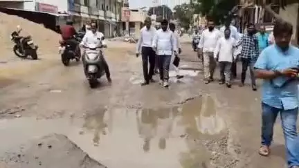 కామారెడ్డి: పట్టణంలోని సీఎస్ఐ చర్చ్ గ్రౌండ్ నుండి కలెక్టర్ కార్యాలయానికి వెళ్లే దారి గుంతల దారిని మార్చాలని కోరిన ప్రజలు #localissue