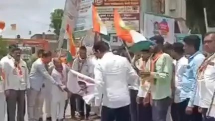 परळी: आमदार बबनराव लोणीकर यांनी केलेल्या वक्तव्याचा परळीत शरद पवार गटाकडून प्रतिमेला जोडे मारून निषेध करण्यात आला