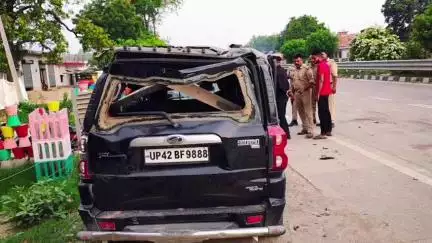 लखनऊ हाईवे पर अयोध्या से लखनऊ जा रही कार पलटी, तीन लोग घायल, एक की मौत