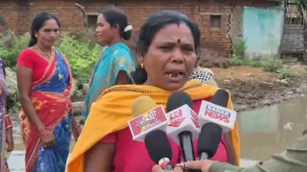 ସଦର: କଳାହାଣ୍ଡି ଜିଲ୍ଲା ସଦରବ୍ଳକ ଛେଲିଆମାଲ ଗ୍ରାମପଞ୍ଚାୟତର ପରିଆ ଗ୍ରାମବାସୀ ଙ୍କ ପ୍ରତିକ୍ରିୟା।ଗାଁ ଦାଣ୍ଡରେ ଆଣ୍ଠିଏ କାଦୁଅ ପାଣି ଜମୁଛି। ୨