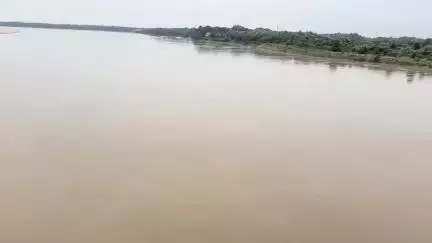 গোপীবল্লভপুর ১: ফের ৫৯ হাজার ২০ কিউসেক জল ছাড়ল ঝাড়খণ্ডের গালুডী ব্যারেজ,দুপুর থেকে গোপীবল্লভপুরের সুর্বণরেখা নদীতে বাড়ছে জলস্তর