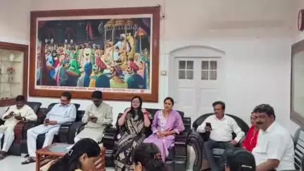 अमरावती: शिवसेनेची संघटनात्मक बांधणी,उमेदवारांची निवड आणि शहराच्या विकासाबद्दल खासदार अरविंद सावंत यांच्या उपस्थितीत चर्चा