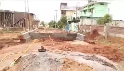 కామారెడ్డి: పట్టణంలోని 19 వ వార్డులో రోడ్డుపై నిర్మిస్తున్న ఇంటి నిర్మాణాన్ని ఆపివేయాలని కోరిన కాలనీవాసులు
