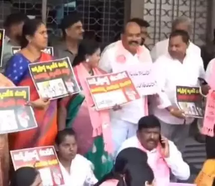మేడ్చల్: జిహెచ్ఎంసి ప్రధాన కార్యాలయం ముందు బిఆర్ఎస్ కార్పొరేటర్ల ధర్నా, ధర్నాలో పాల్గొన్న చిలకనగర్ కార్పొరేటర్ బన్నాల గీత