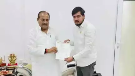 गोंडा: इटियाथोक बाबागंज रोड पर यात्रा के लिए छात्र पंचायत के राष्ट्रीय अध्यक्ष ने मंत्री दारा सिंह चौहान को किया आमंत्रित