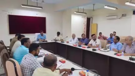 मऊ: जिलाधिकारी की अध्यक्षता में कलेक्ट्रेट सभागार में जिला स्तरीय उद्योग बंधु की बैठक संपन्न हुई