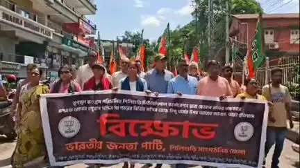 মাটিগাড়া: SF রোডের মন্দির ভাঙার প্রতিবাদে শিলিগুড়ি পুরনিগমের সামনে হনুমান চালিশা পাঠ করে বিজেপির বিক্ষোভ,ছিলেন বিধায়ক শংকর ঘোষ