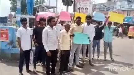 భూపాలపల్లి: రాష్ట్రవ్యాప్తంగా ప్రైవేటుపాఠశాలలను మూసివేసిప్రభుత్వపాఠశాలలోనాణ్యమైన విద్యఅందించాలి : లిబరేషన జిల్లా కార్యదర్శి మల్లేష్