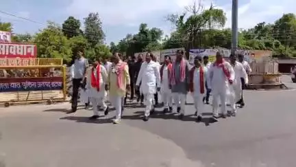 इटावा: दांदरपुर कांड में सोशल मीडिया पर पोस्ट डालने के आरोप में यादव समाज के लोगों की गिरफ्तारी पर सपा ने SSP को सौंपा ज्ञापन