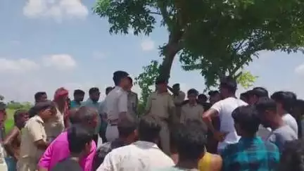 ठाकुरगंज: ठाकुरगंज के भैसलोटी गांव में युवक ने पेड़ से लटककर की आत्महत्या, मौके पर पहुंची पुलिस, जांच जारी