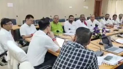 मधुबनी: जिलाधिकारी आनंद शर्मा ने जिले के मुखिया जी के साथ समाहरणालय कक्ष में की बैठक