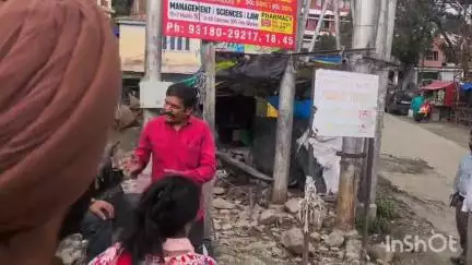 सोलन: हाई कोर्ट के निर्देशों पर शनिवार को नगर निगम सोलन ने सपरून चौक से चंबाघाट चौक तक अतिक्रमण के खिलाफ की कार्रवाई