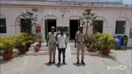 पलिया: भीरा कोतवाली पुलिस ने दुष्कर्म और पाक्सो एक्ट के मामले में वांछित अभियुक्त को मुड़िया चौराहे से किया गिरफ्तार