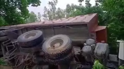 महाराजगंज: टांडा के पास अनियंत्रित डंपर से बचने के चक्कर में गिट्टी से लदा ट्रेलर पलटा, चालक व परिचालक बाल-बाल बचे