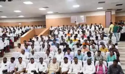शोहरतगढ़: जिलाधिकारी ने वृक्षारोपण के संबंध में ग्राम प्रधानों के साथ जिला मुख्यालय के लोहिया कला भवन में की बैठक
