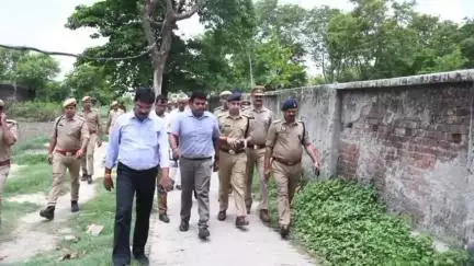 नौगढ़: DM एवं SP ने ग्राम हल्लौर एवं चौखड़ा स्थित फागू बाबा स्थल, मंदिर, मस्जिद और अन्य संवेदनशील स्थलों का किया निरीक्षण