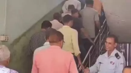 ফরিদপুর দুর্গাপুর: এবিএল টাউনশিপের অবসরপ্রাপ্ত শ্রমিকরা  বেসরকারি কারখানার ফেসিলিটি ম্যানেজারের অফিসের সামনে প্রতিবাদ