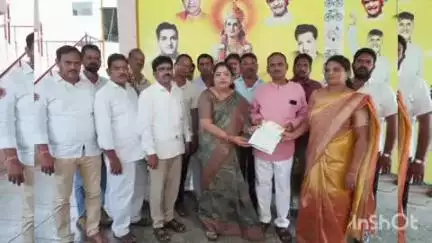 ముఖ్యమంత్రి సహాయనిది ద్వారా మంజూరైన చెక్కులను పంపిణీ చేసిన రాష్ట్ర మంత్రి గుమ్మిడి సంధ్యారాణి