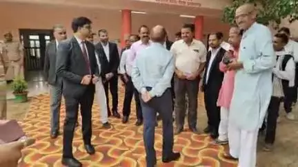 कोरांव: जनपद न्यायाधीश ने ग्राम न्यायालय कोरांव का निरीक्षण किया, शीघ्र बाबू की नियुक्ति व अलमारी व रैक उपलब्ध कराने की कही बात