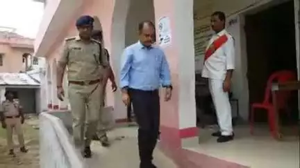 कहरा: नगर निगम के वार्ड नं 19 में उपचुनाव, DM व SP ने मतदान केंद्र का लिया जायजा, अधिकारियों को दिए निर्देश