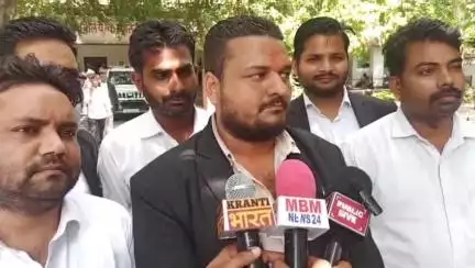 इटावा: बकेवर दादरपुर कथावाचक कांड पर इटावा कलेक्ट्रेट में वकील पंआदित्य मोहन शर्मा ने सभी से शांति की अपील की