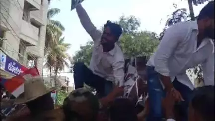 ಹುಬ್ಬಳ್ಳಿ ನಗರ: ನಗರದಲ್ಲಿ ಕಾಂಗ್ರೆಸ್ ಕಾರ್ಯಕರ್ತರಿಂದ ಬಿಜೆಪಿ ಕಾರ್ಯಾಲಯ ಮುತ್ತಿಗೆ ಹಾಕಲು ಯತ್ನಿಸಿ ಪ್ರತಿಭಟನೆ