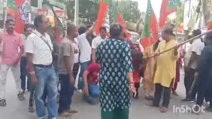 কোচবিহার ১: কসবার ঘটনায় দোষীদের ফাঁসির দাবিতে কোচবিহার শহরের মরা পোড়া মোড় অবরোধ করে বিক্ষোভ দেখালো বিজেপি