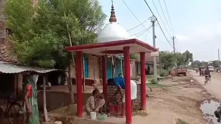 बबेरू: कस्बे के पांच मंदिरों की मूर्तियों को तोड़ने वाले मानसिक रूप से विक्षिप्त अभियुक्त को गिरफ्तार कर आगरा भेजा गया
