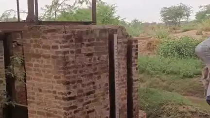 सूरतगढ़: बरसाती पानी पर विवाद, मानकसर के ग्रामीणों ने अधिकारियों का शिविर में किया घेराव, गंदे पानी को रोकने की मांग