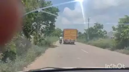 धौलाना: धौलाना रोड पर बाइक सवार युवक का ट्रक को पकड़कर सफर करते हुए वीडियो हुआ वायरल