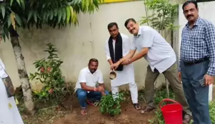 ବାଲେଶ୍ବର ମ୍ୟୁନିସିପାଲଟି: ପୂର୍ବାଞ୍ଚଳ ଡ଼ିଆଇଜିଙ୍କ କାର୍ଯ୍ୟାଳୟ ଠାରେ ମା ପାଇଁ ଗଛଟିଏ କାର୍ଯ୍ୟକ୍ରମରେ ଯୋଗ ଦେଲେ ବିଜେପି ଜିଲ୍ଲା ସଭାପତି।