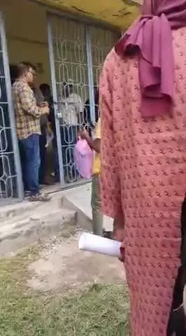 नेहरू कॉलेज बहादुरगंज में प्राचार्य जमीरुल आलम द्वारा छात्र के साथ मोबाइल छीन कर मारपीट करते वीडियो वायरल।
नेहरू कॉलेज बहादुरगंज में प्राचार्य जमीरुल आलम द्वारा लगातार छात्र छात्राओं से अभद्र व्यवहार एवं अभद्र टिप्पणी तो कई बार मारपीट करते।
