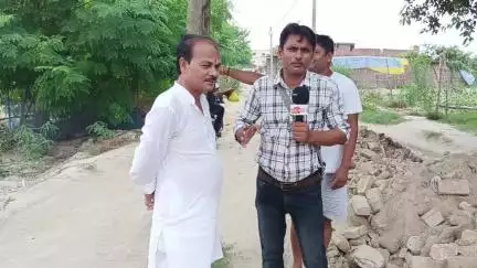 प्रसिद्ध मंदिर बाबा ढोढ नाथ जनता बाजार कि जंजर सड़क कि मरम्मत हेतु ईंट का टुकड़ा गिराते एकमा जदयू पूर्व विधायक मंनोरंजन कुमार उर्फ धूमल सिंह