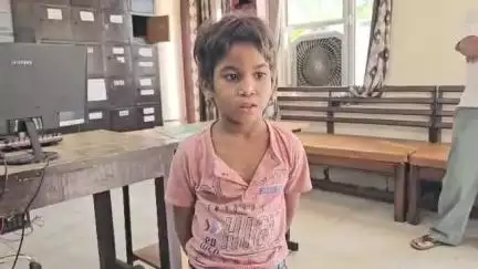 हनुमानगढ़: जिला मुख्यालय पर टाउन के बस स्टैंड पर लावारिस हालत में मिली बालिका, टाउन पुलिस ने बालिका को किया दस्तयाब