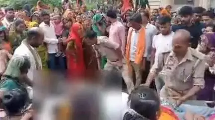 फर्रुखाबाद: ग्राम जनैया सठैया में मंदिर के पास ई-रिक्शा ने बाइक सवार 2 युवकों को टक्कर मारी, एक को डॉक्टर ने मृत घोषित किया