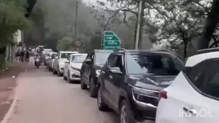 सोलन: वीकेंड के चलते कसौली में भारी मात्रा में पहुंचे पर्यटक, गड़खल बाजार से कसौली बस स्टैंड तक लगा 3 किलोमीटर का लंबा जाम