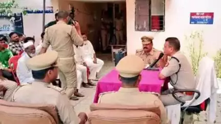 गोंडा: बालपुर चौकी पर ASP पश्चिमी राधेश्याम राय ने डीजे संचालक और ताजियादारों के साथ की मीटिंग, SHO रहे मौजूद