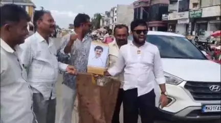मेहकर: लोणीकरांविरोधात जिजाऊ चौक मेहकर येथे संभाजी ब्रिगेडचे निषेध आंदोलन